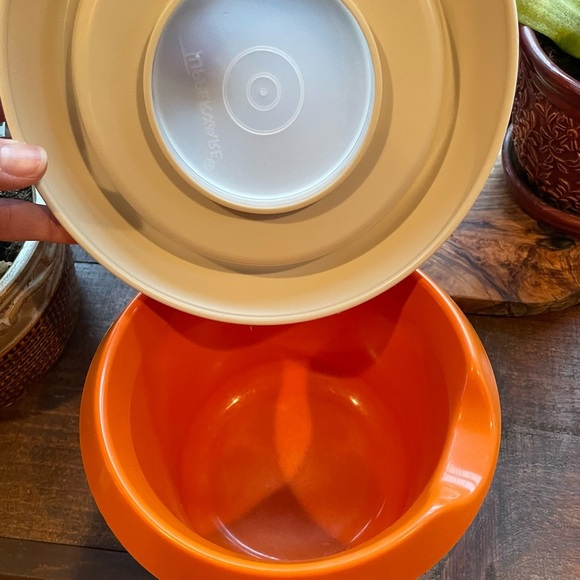 Tupperware Orange Mixing Bowl with Splash Proof Lid, 1.5 Liter vintage - Picture 3 of 8